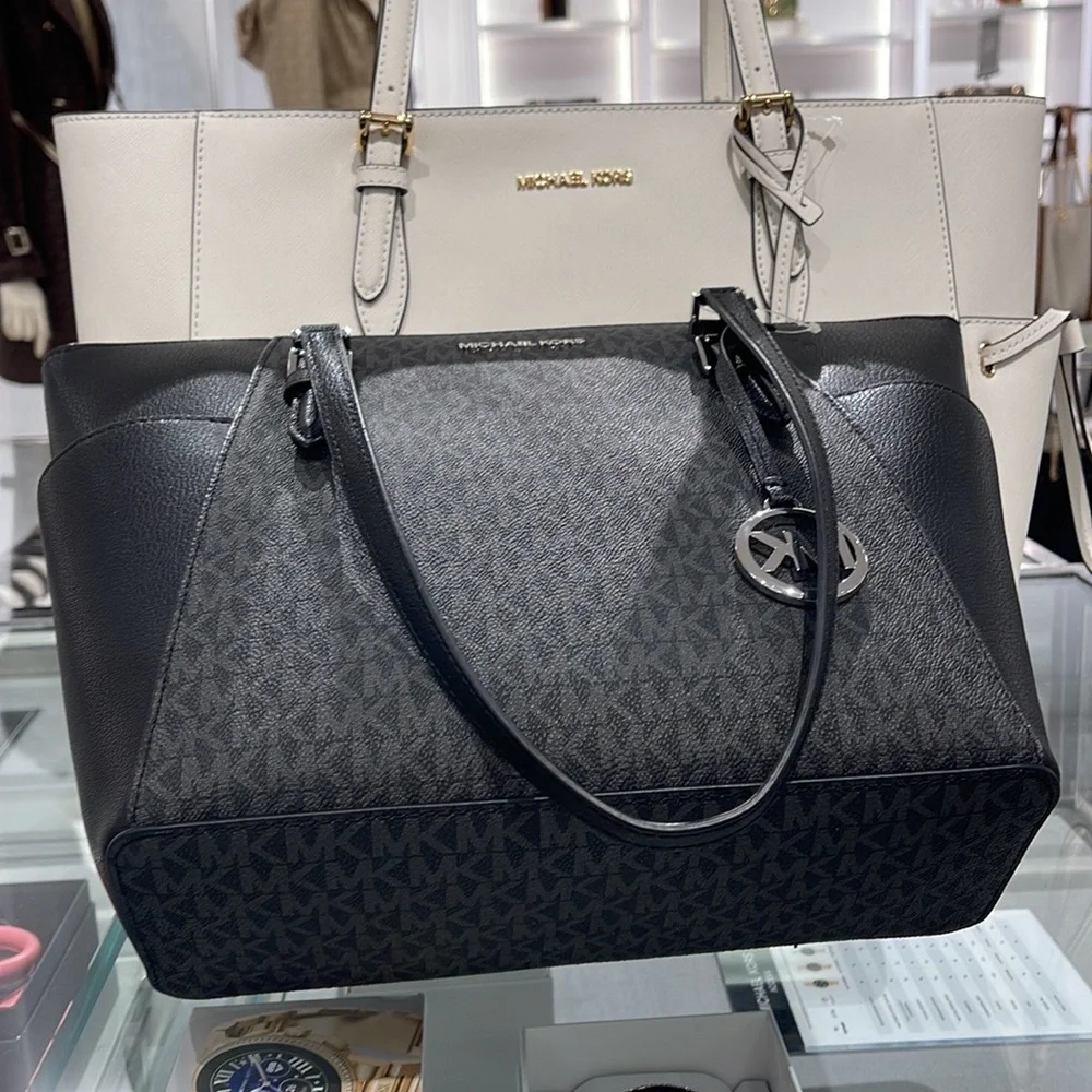 MICHAEL KORS CHARLOTTE LARGE TOP ZIP Tote bag
Black Signature - Picture 9 of 16